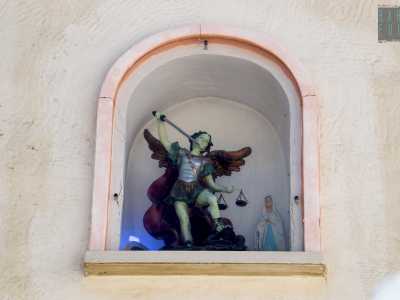 ...tutto il centro storico � costellato di edicole dedicate al santo, con la sua caratteristica spada pronta a uccidere il drago 